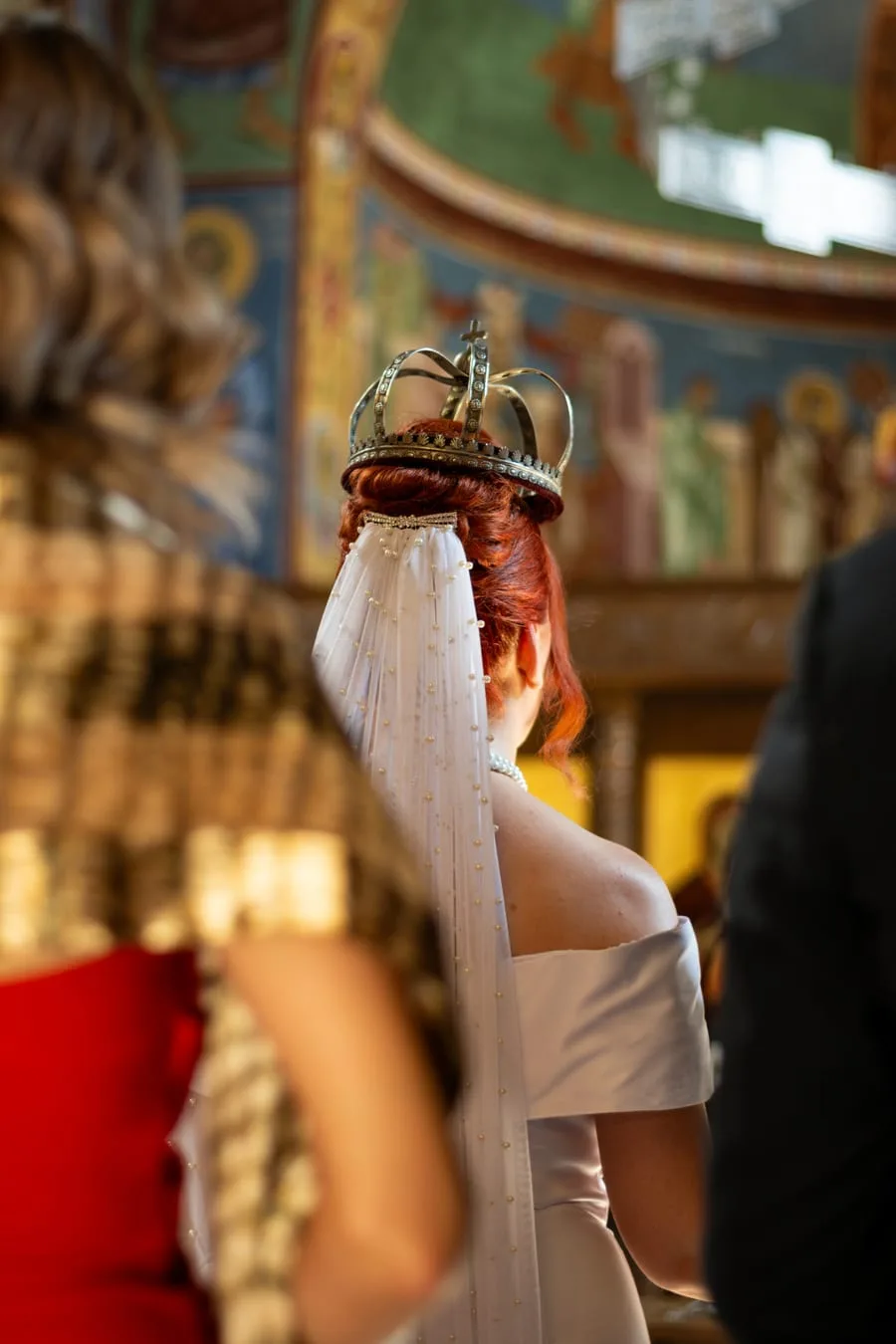Mladenka sa vjenčanim vijencem, pogled s leđa